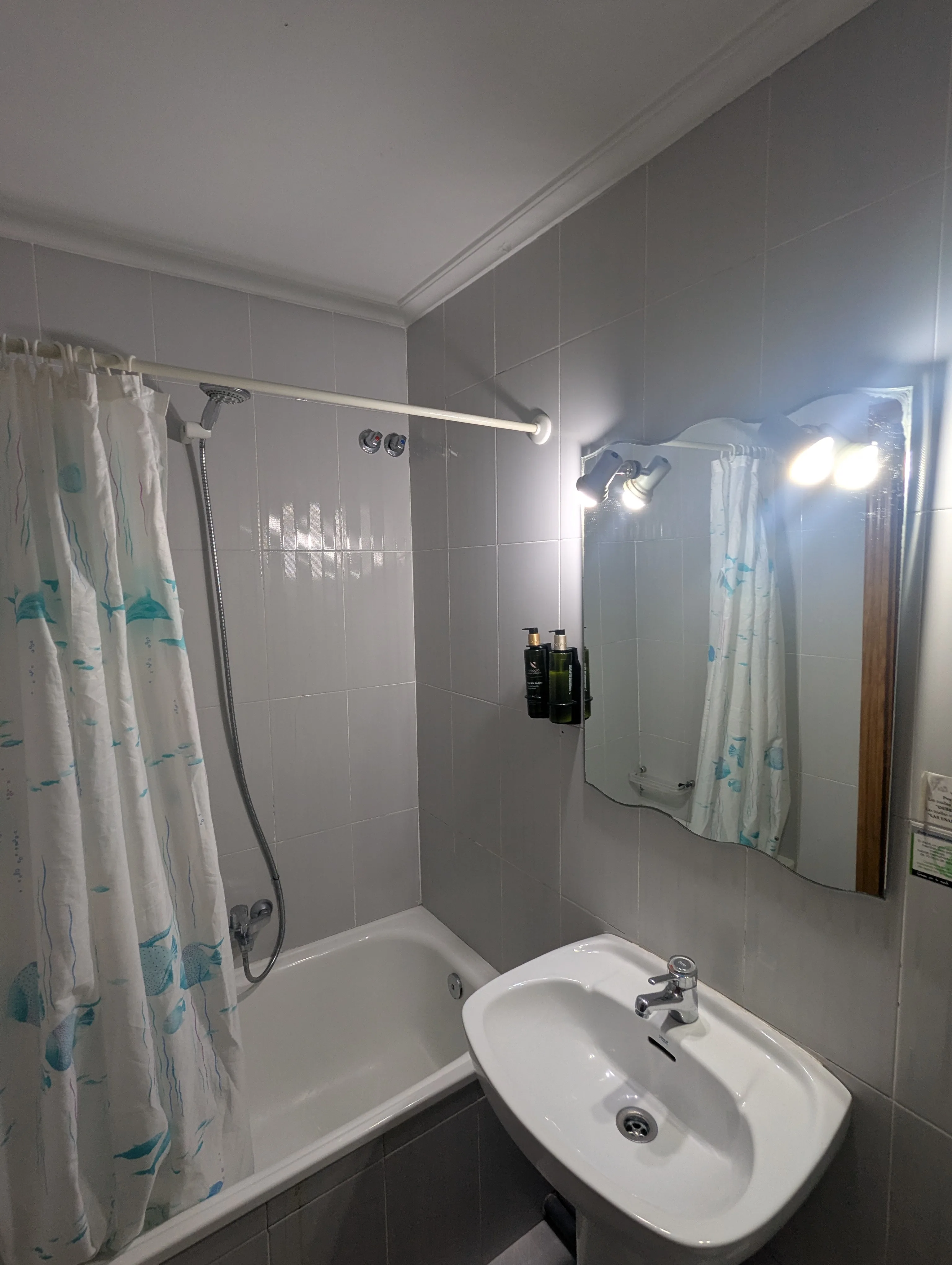 Baño completo de habitación individual en Hostal La Mexicana Santander con bañera, ducha de teléfono y lavabo