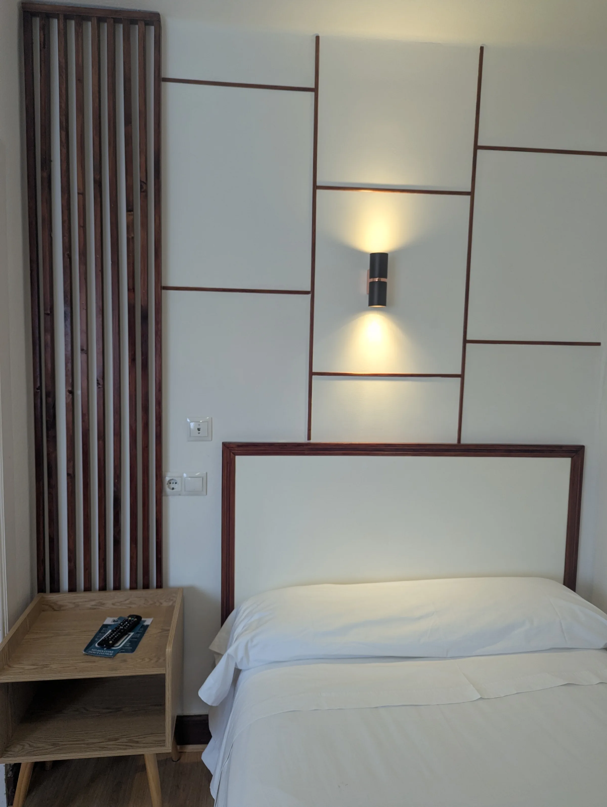 Vista panorámica de habitación individual de Hostal La Mexicana Santander con cama, escritorio y Smart TV