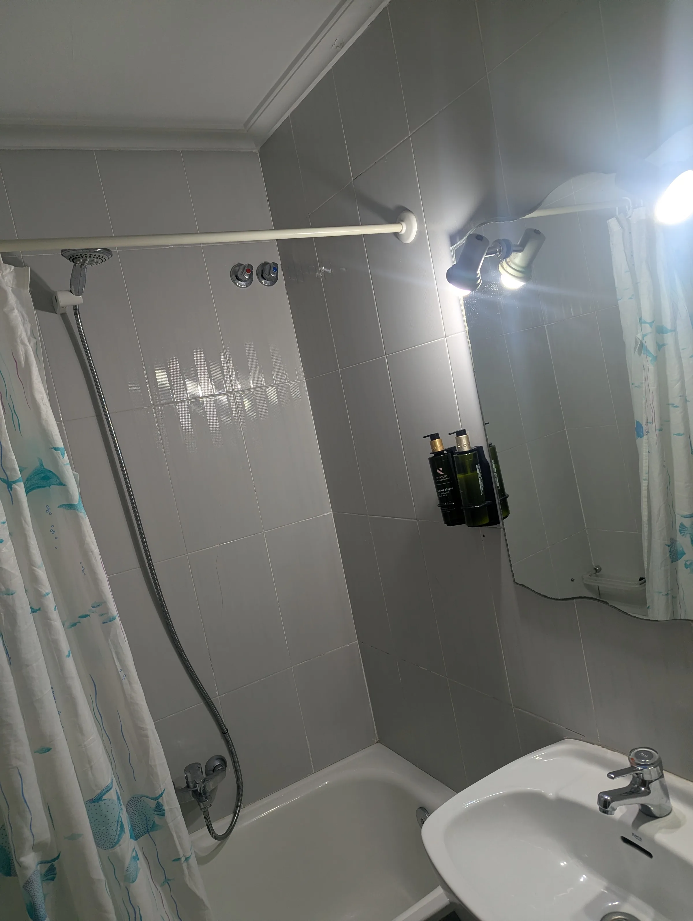 Zona de trabajo con escritorio en habitación individual de Hostal La Mexicana Santander