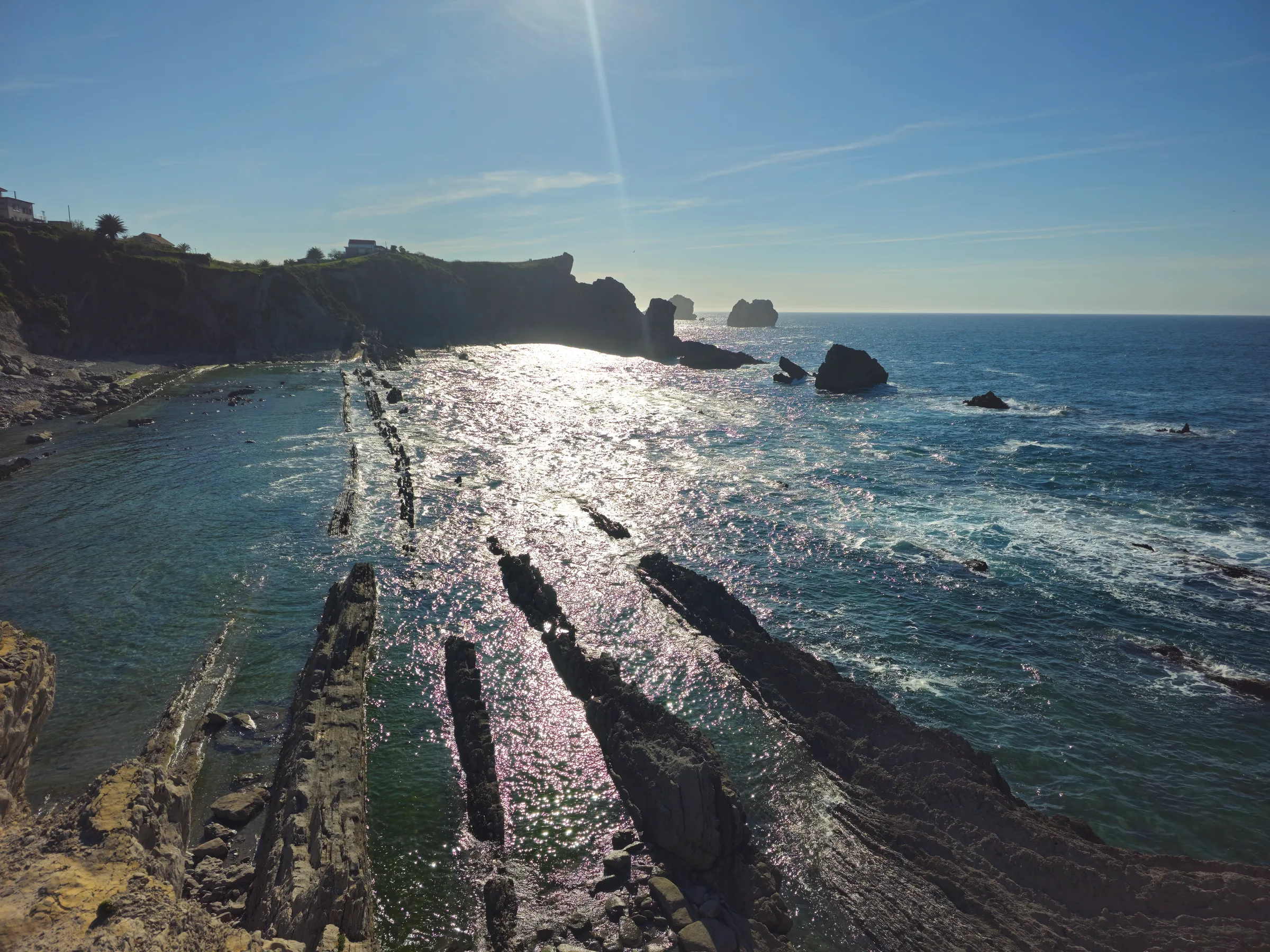 Costa rocosa del litoral cántabro en Santander con formaciones de roca y mar azul