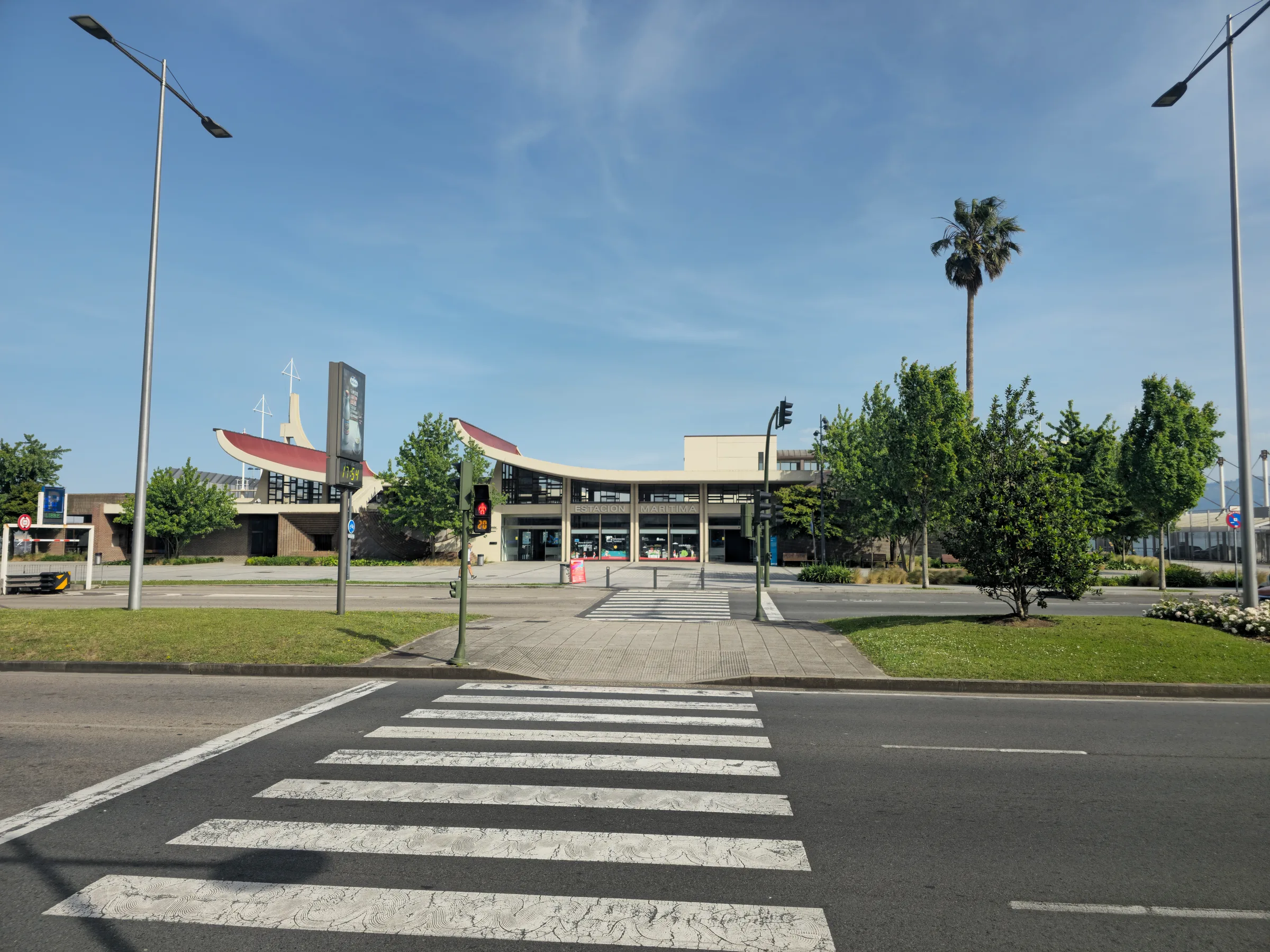 Estación Marítima de Santander con los ferrys de la bahía en tarde de primavera