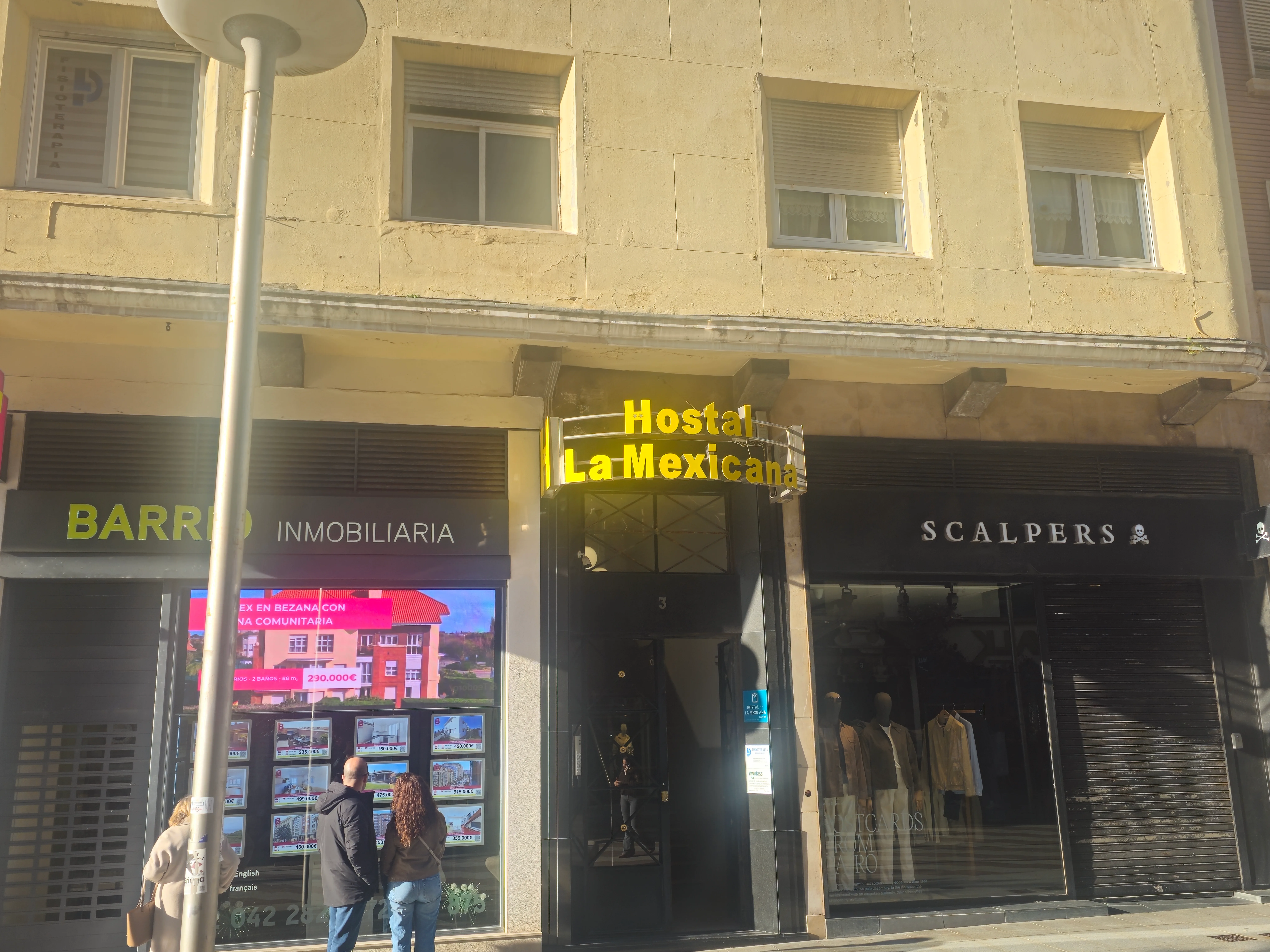Fachada de Hostal La Mexicana en C/ Juan de Herrera nº3, Santander centro, con cartel iluminado