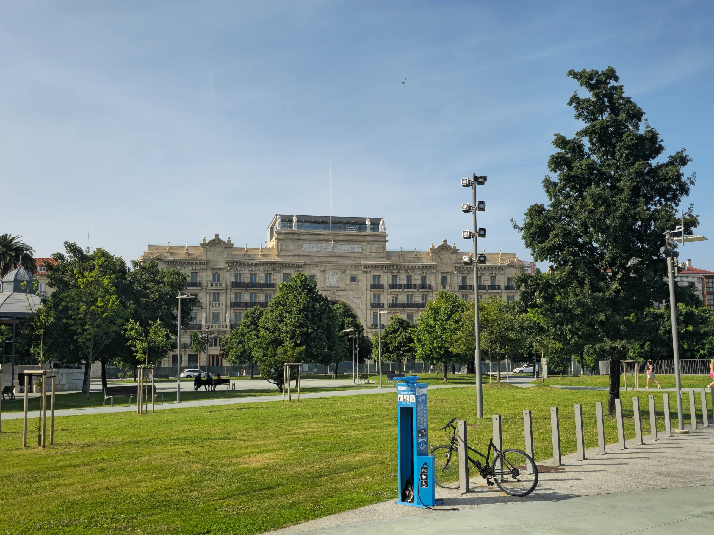 Edificio Pereda de Santander visto desde los Jardines de Pereda en día soleado, sede futura de Faro Santander
