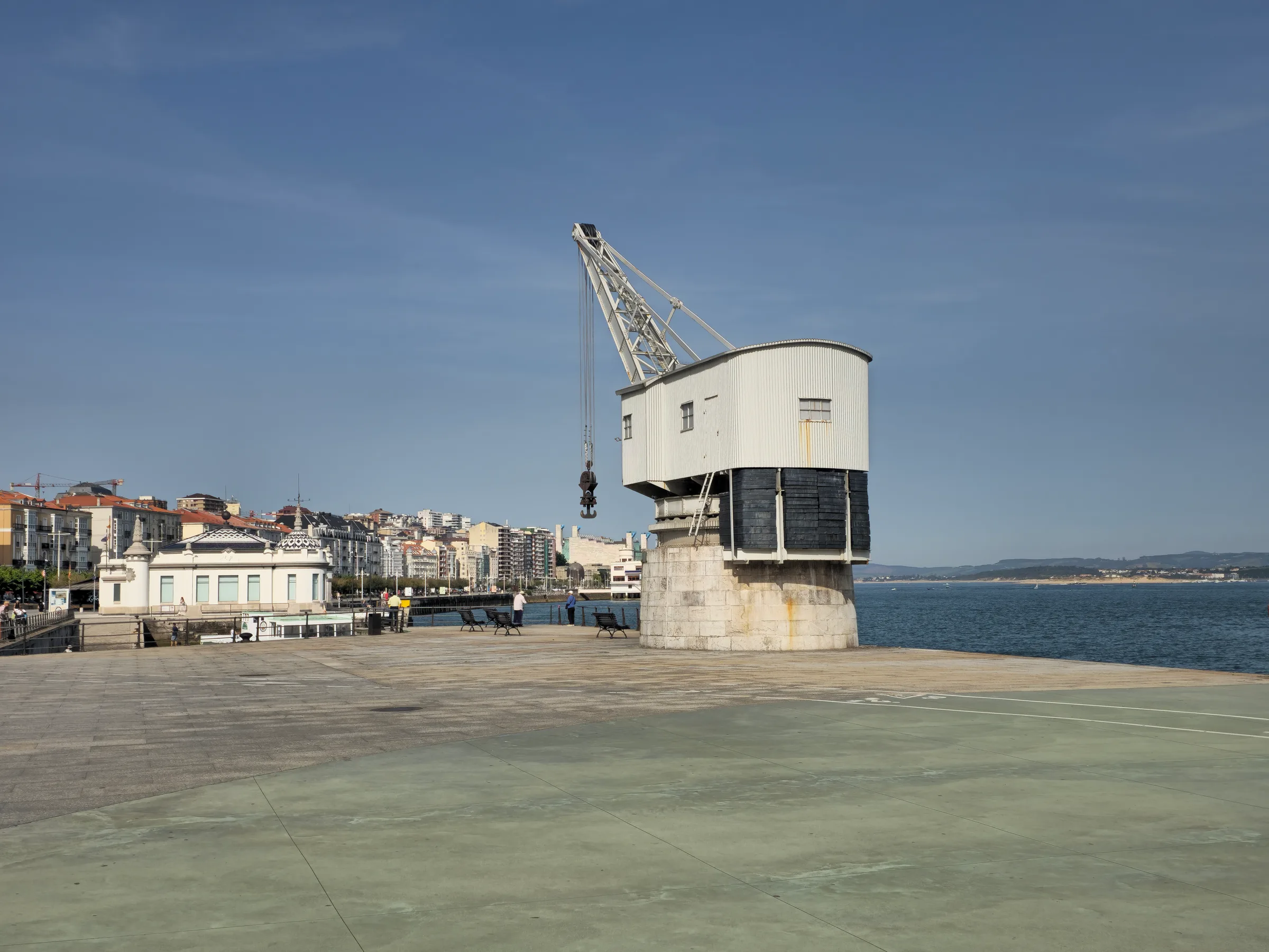 La Grúa de Piedra de Santander vista desde el paseo marítimo en día de mayo