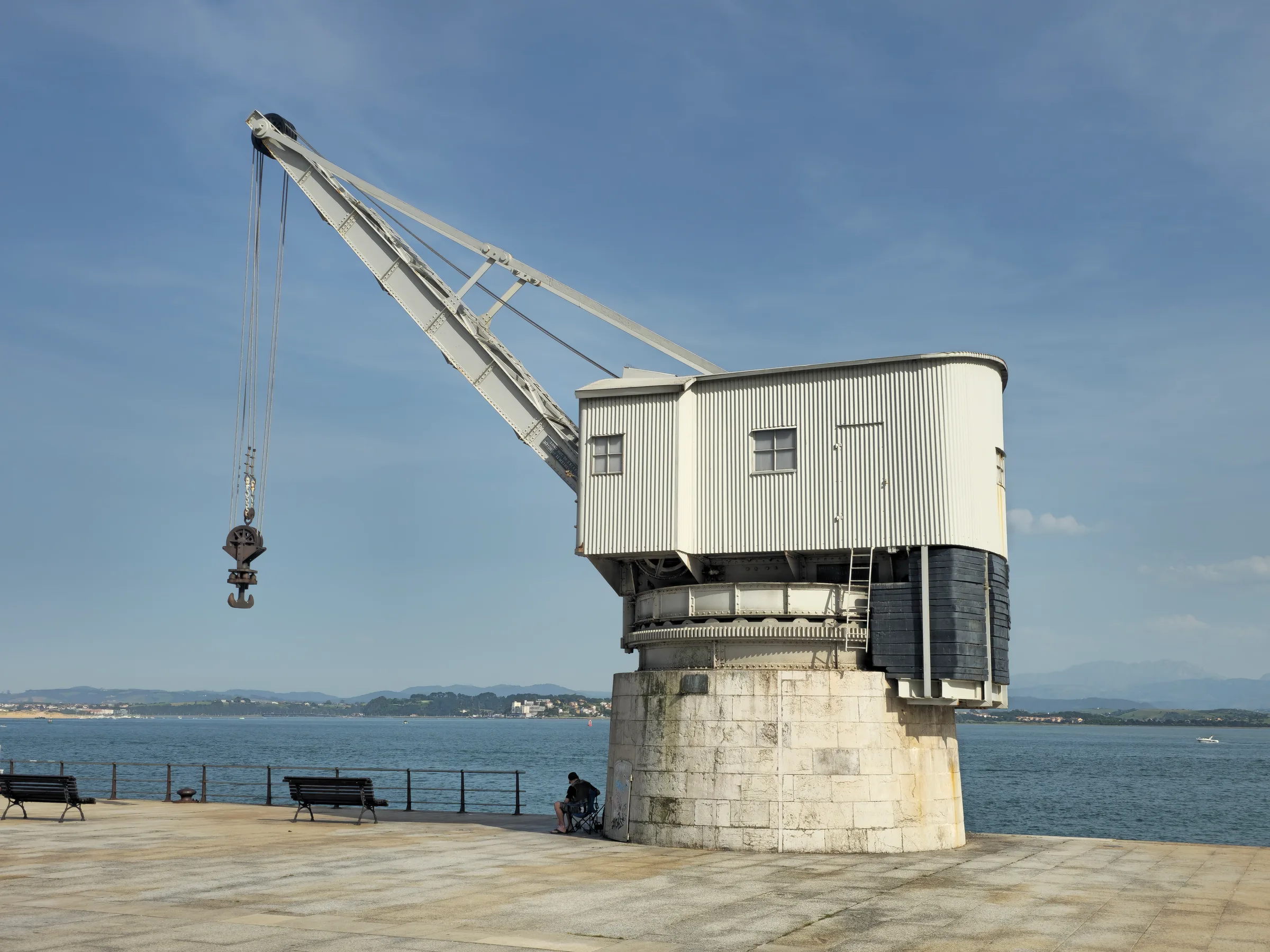 La Grúa de Piedra de Santander en el muelle de Maura, símbolo del pasado portuario