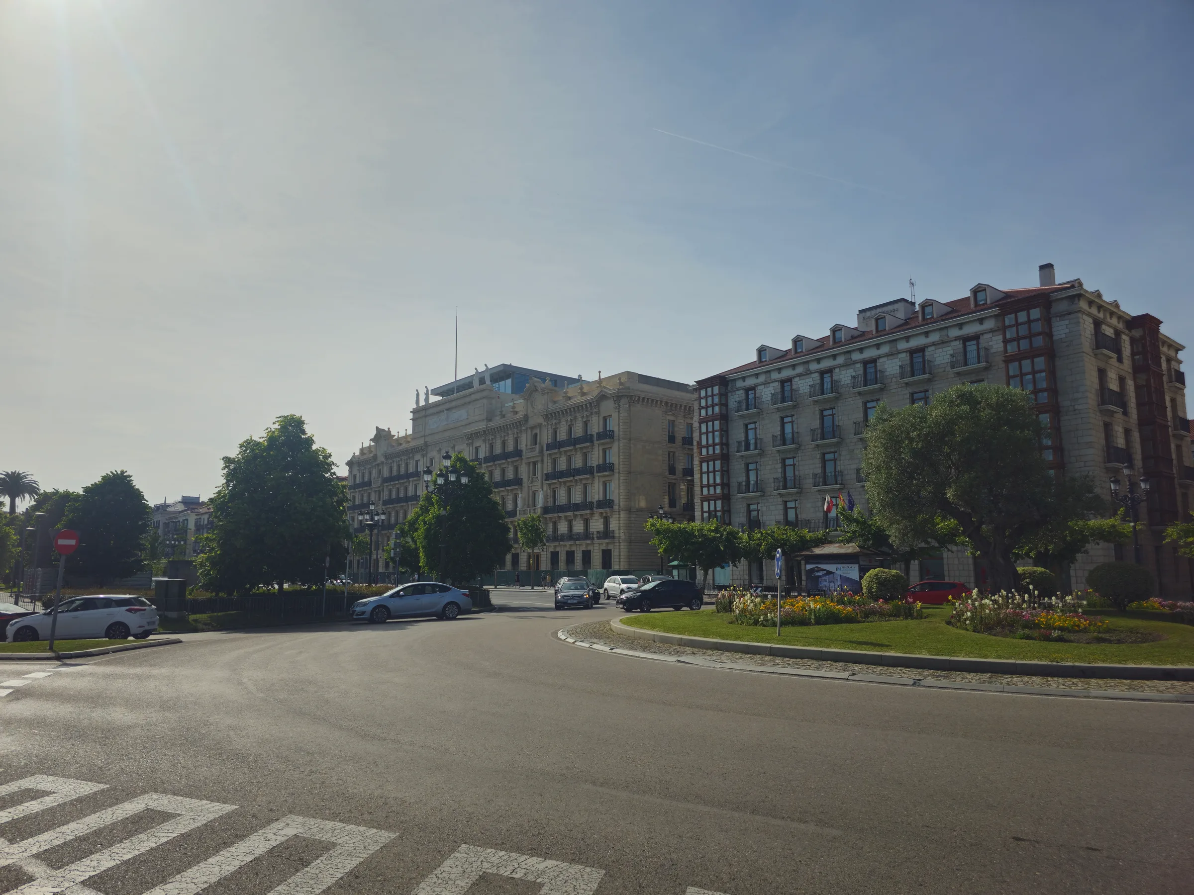 Paseo junto a la Magdalena en Santander durante tarde de primavera