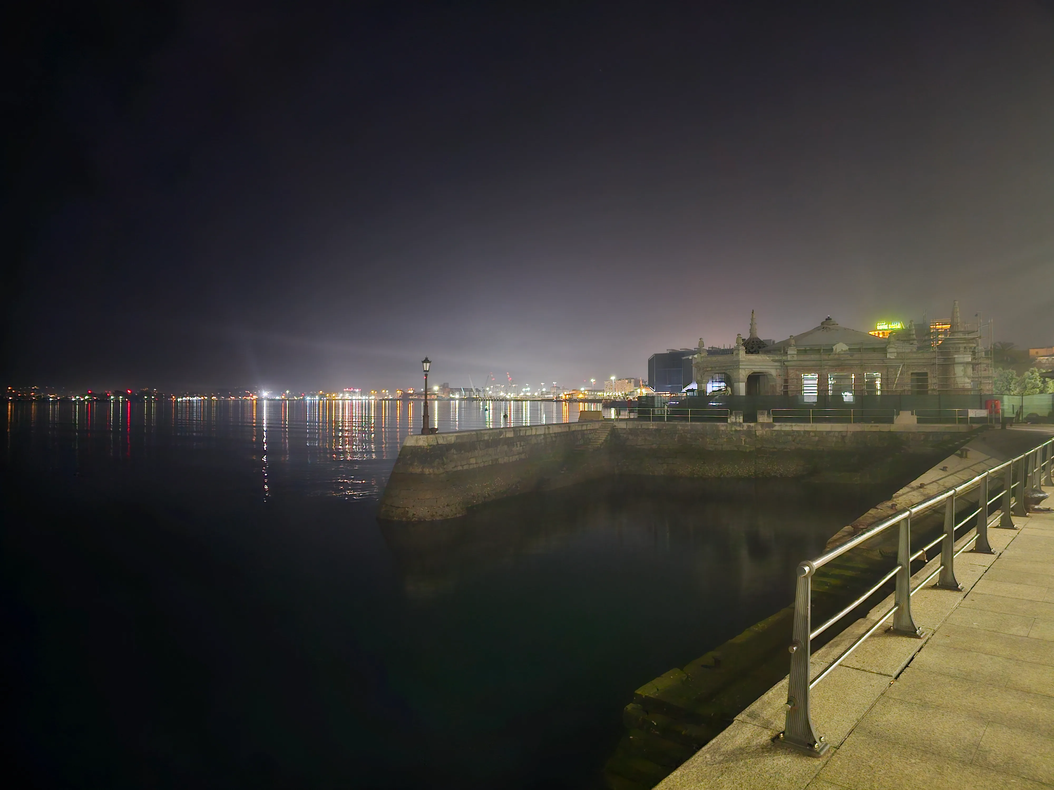 Palacete del Embarcadero de Santander reflejado en la bahía durante la noche