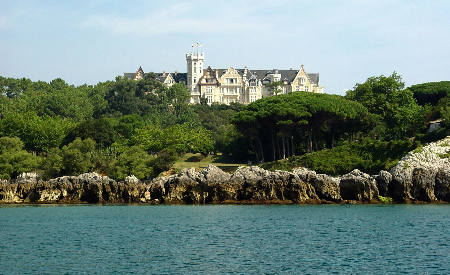 Palacio de la Magdalena de Santander visto desde los jardines de la Península de la Magdalena