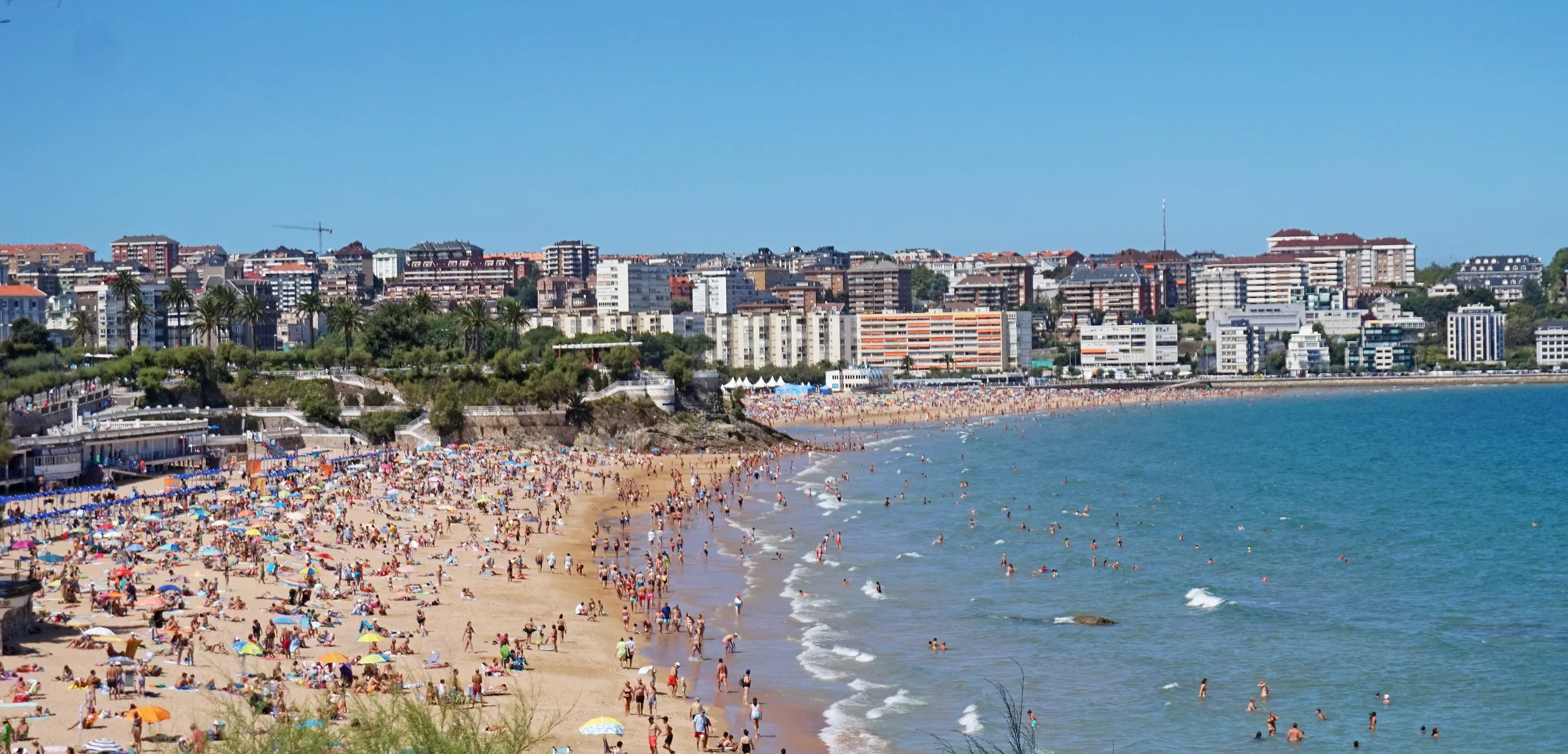Playa del Sardinero de Santander con el mar Cantábrico y el paseo marítimo