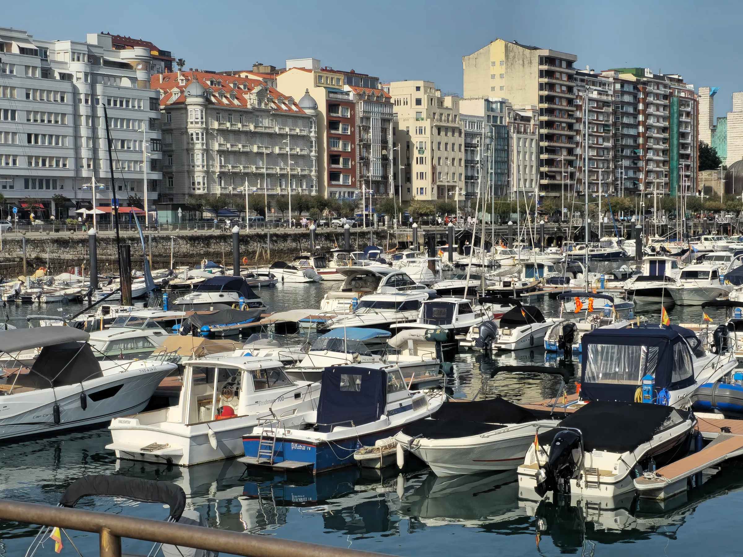 Puertochico de Santander donde se ubicará la nueva sede del MUPAC, con el edificio Castelar al fondo