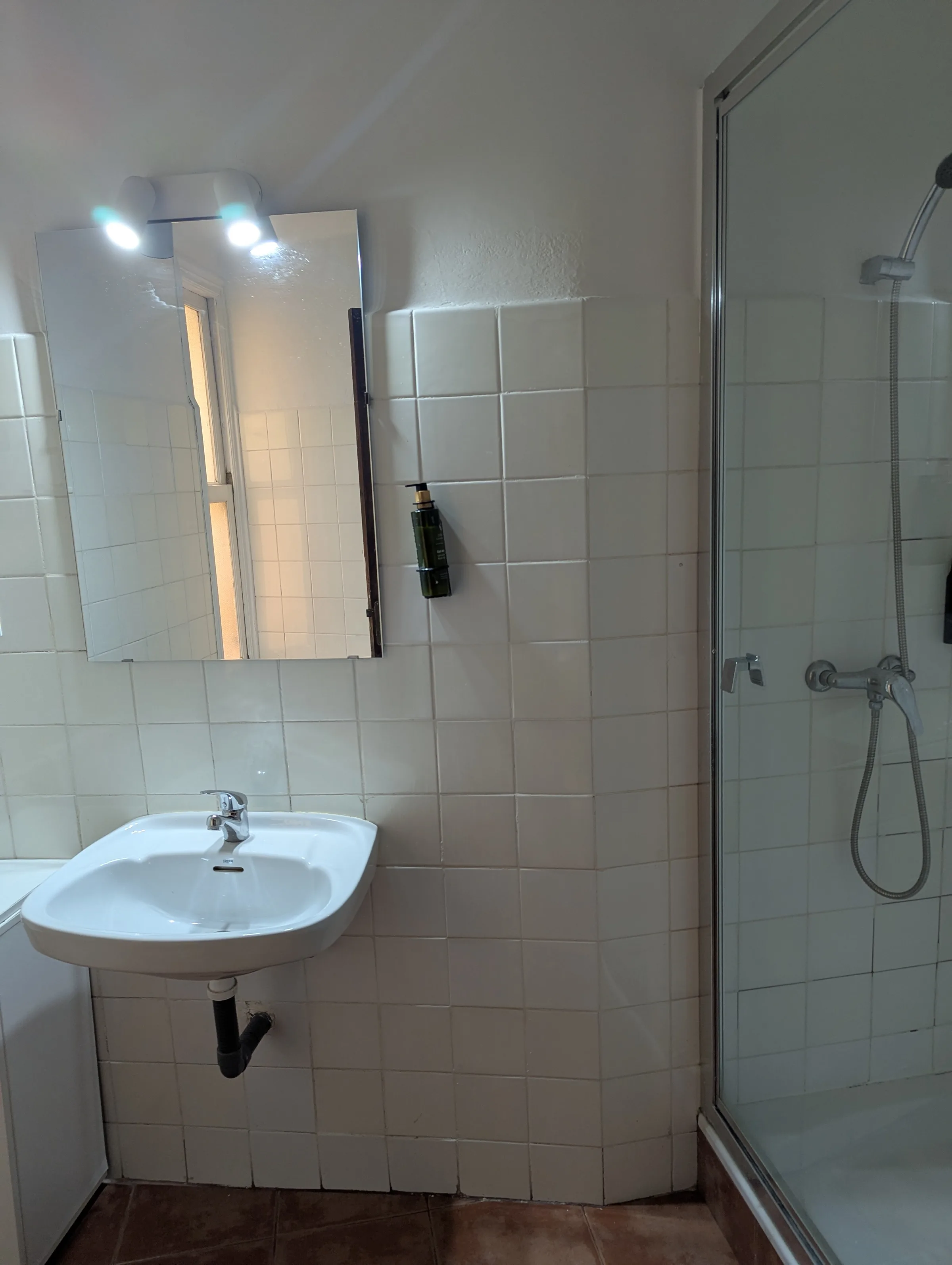 Baño privado completo de habitación triple en Hostal La Mexicana Santander