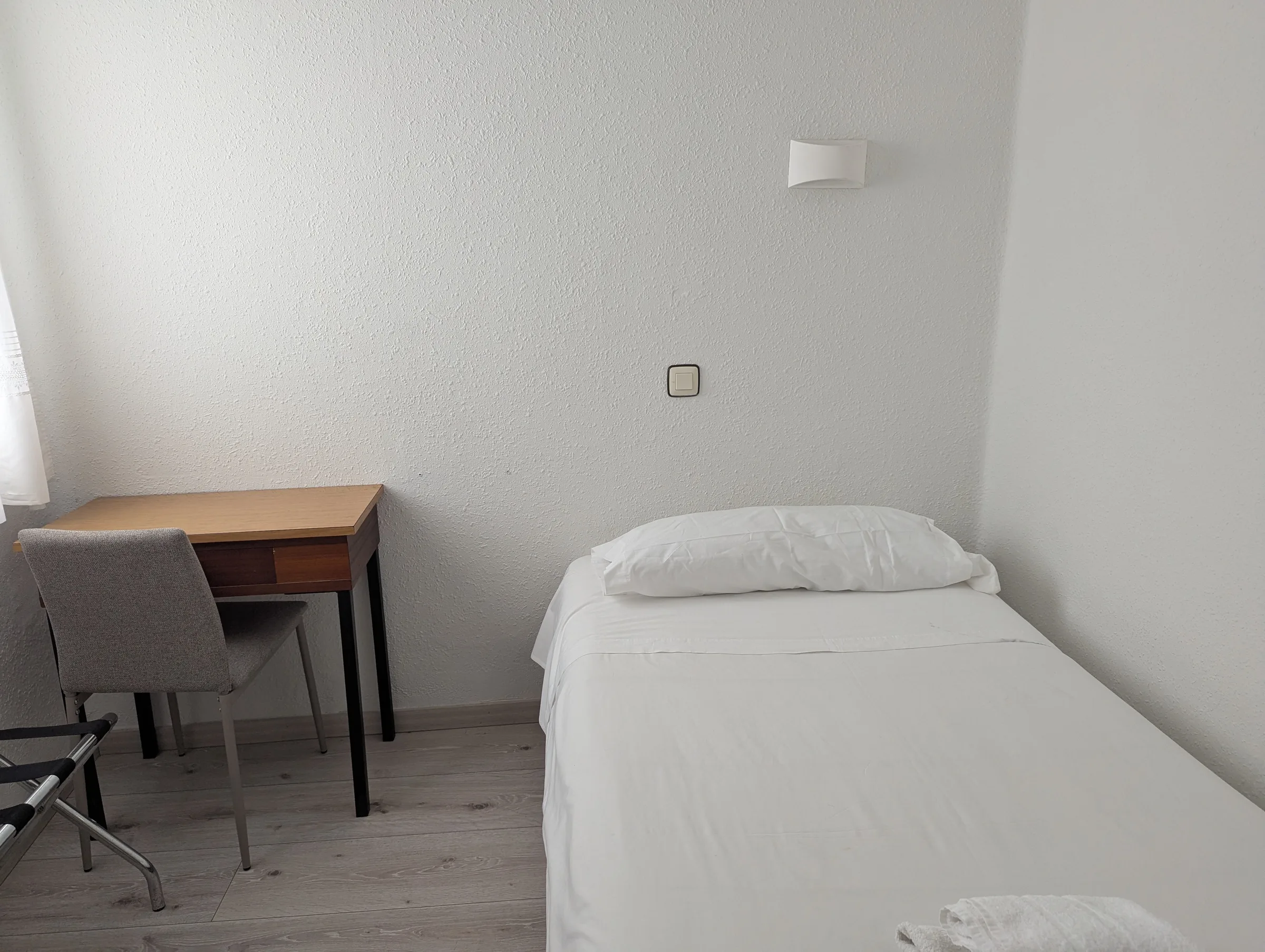 Cabecero y zona de cama en habitación triple de Hostal La Mexicana Santander