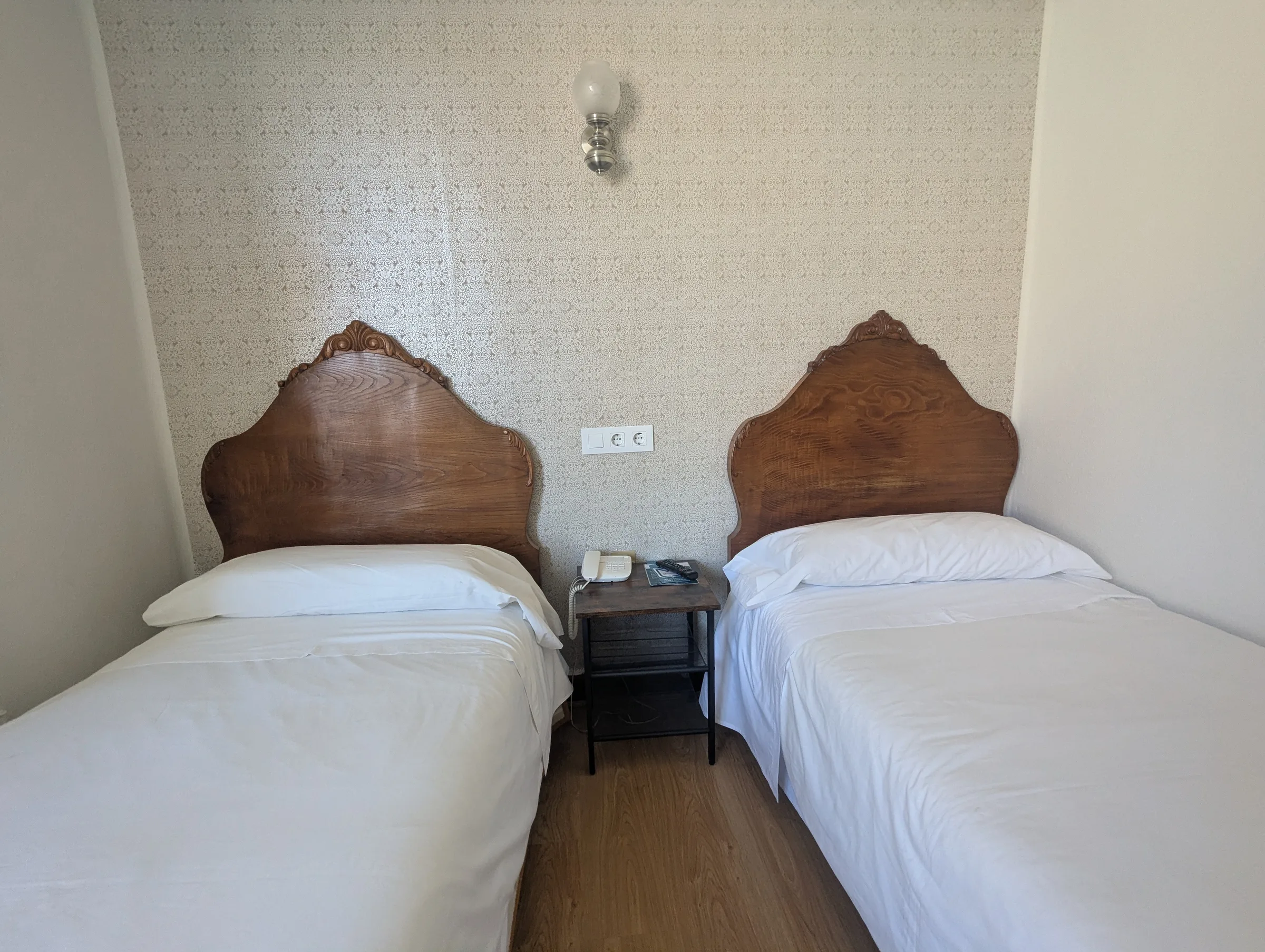 Habitación triple de Hostal La Mexicana Santander con tres camas y baño privado