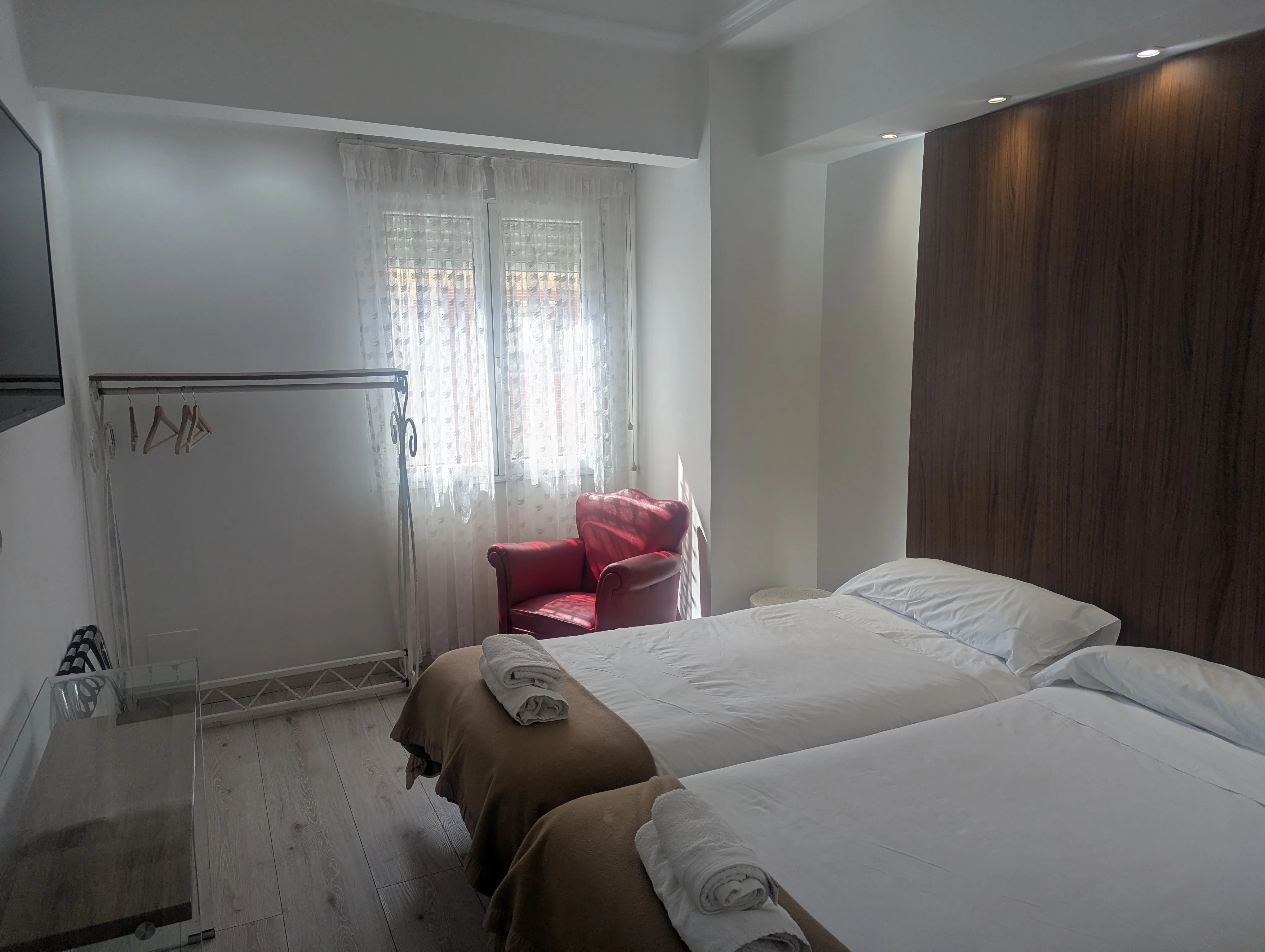Habitación triple de Hostal La Mexicana Santander con tres camas y baño privado