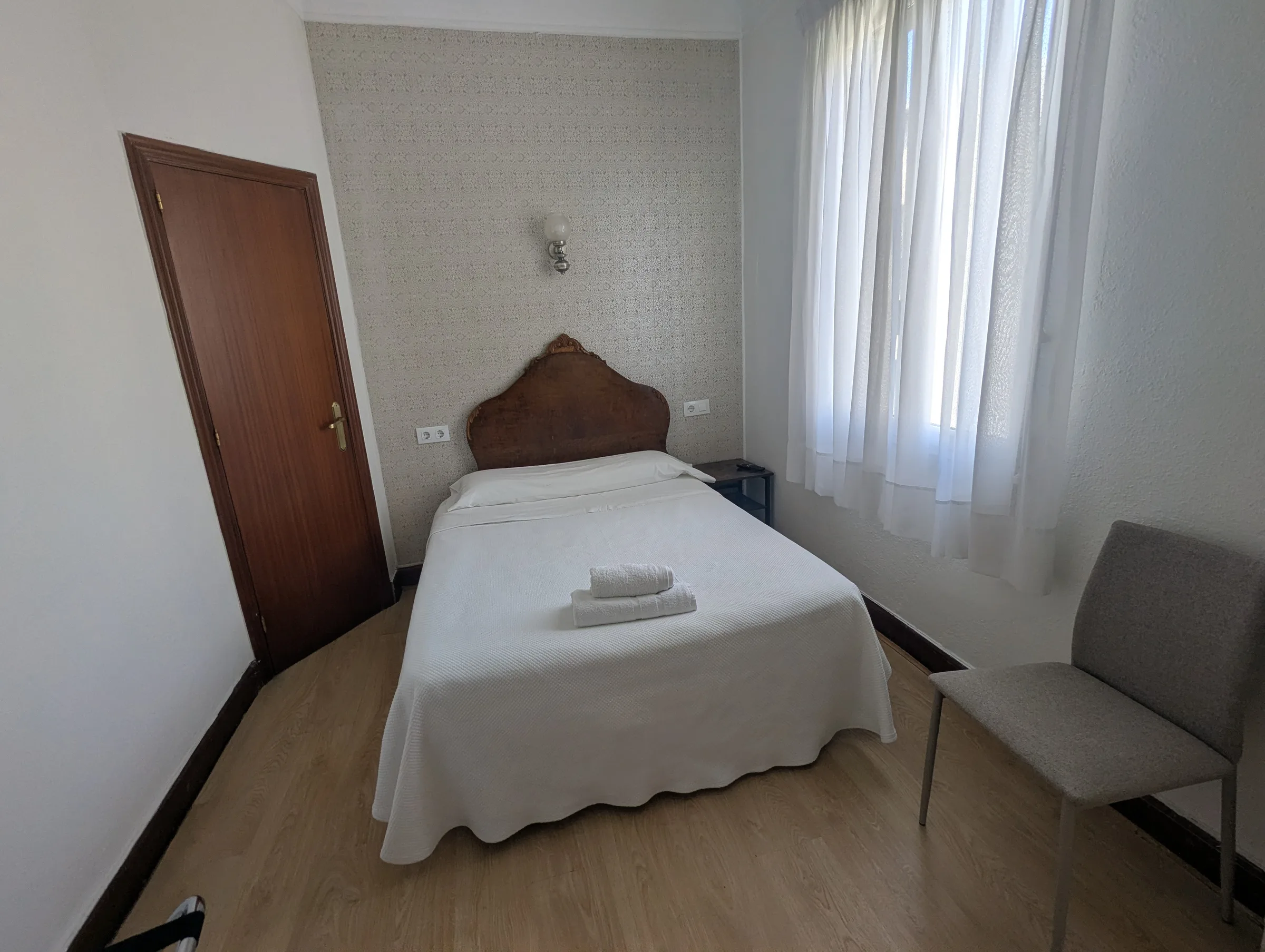 Vista general de habitación triple en Hostal La Mexicana Santander con distribución de tres camas