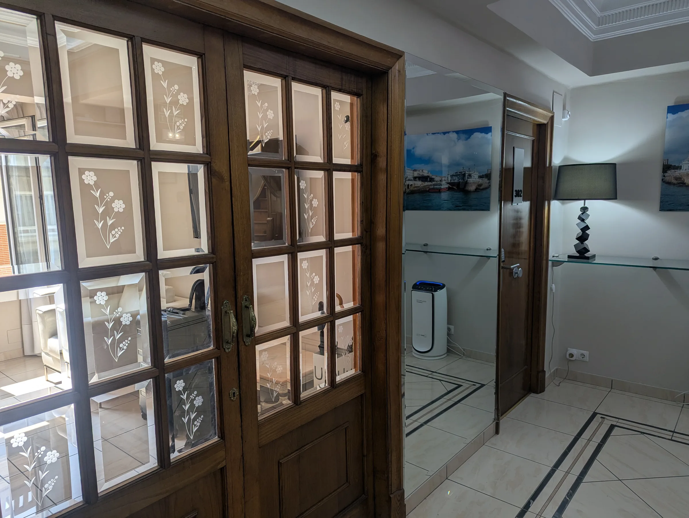 Entrada interior de Hostal La Mexicana en Santander con decoración y señalización