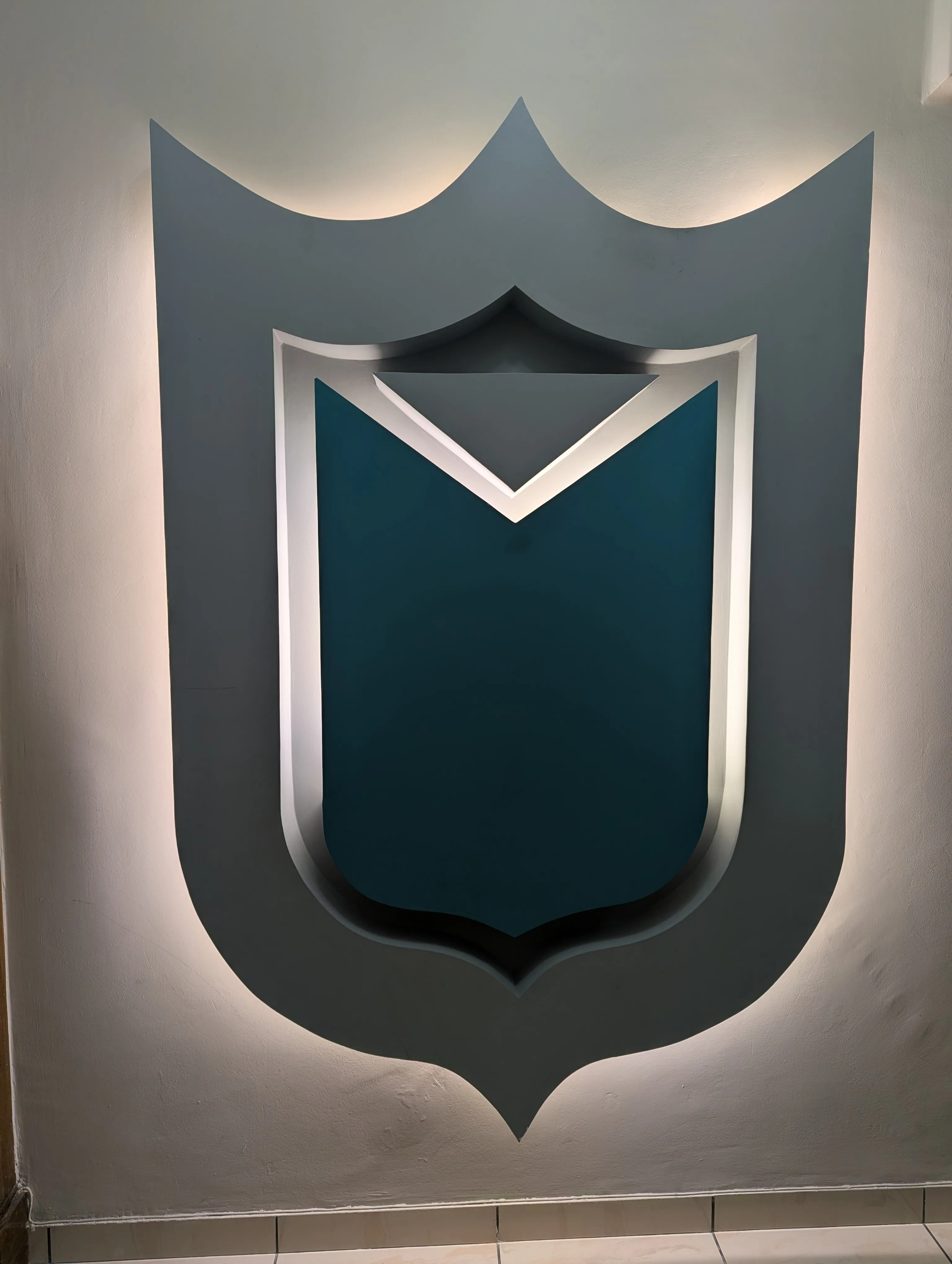 Escudo corporativo iluminado de Hostal La Mexicana en Santander